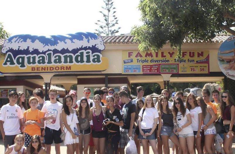 groupe de jeunes devant un parc aquatique en Espagne lors d'une colo