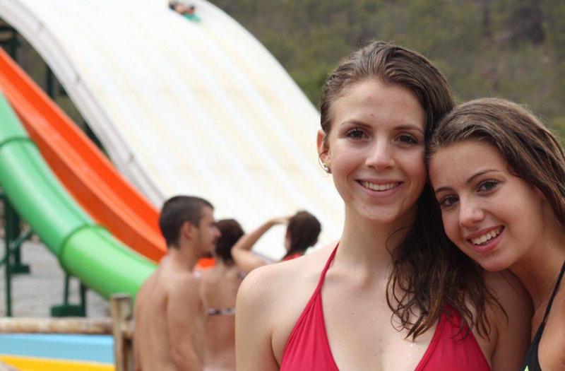 deux filles en colo en Espagne dans un parc aquatique