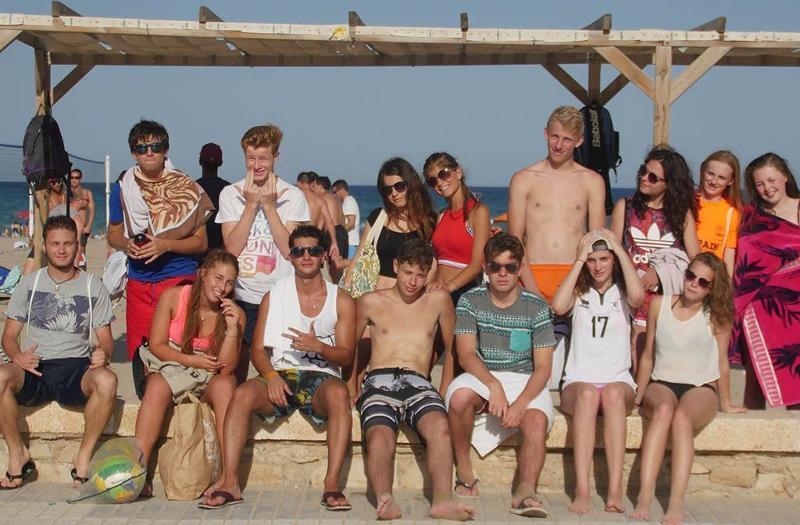 groupe d'ados en colo en Espagne à la plage