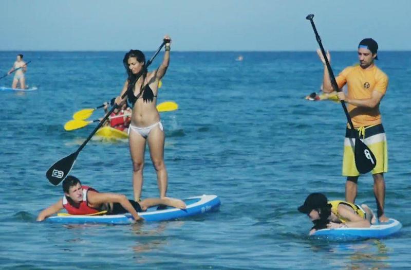 photo de quatre jeunes sur deux paddles sur la mer lors d'une colo en Espagne