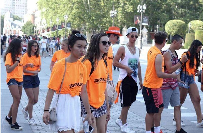 groupe de jeunes avec les t-shirts de la colo qui font une visite en Espagne