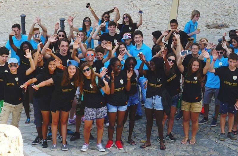 groupe de jeunes heureux avec les t-shirts du camp lors d'une colo en Espagne