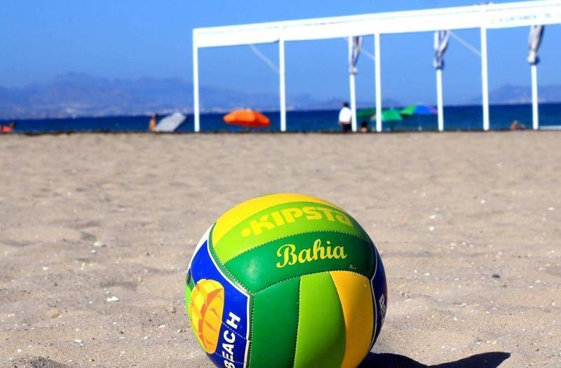ballon de volleyball vert jaune et bleu sur la plage lors d'une colo en Espagne
