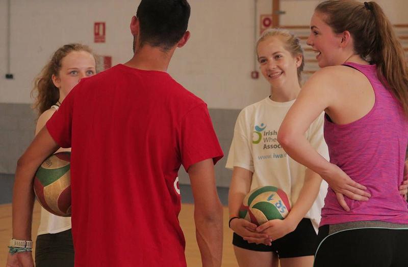 groupe de filles qui font du volleyball en colo