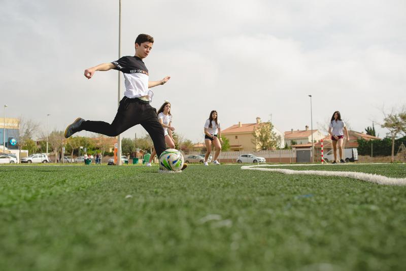 Jeune avec un ballon de football