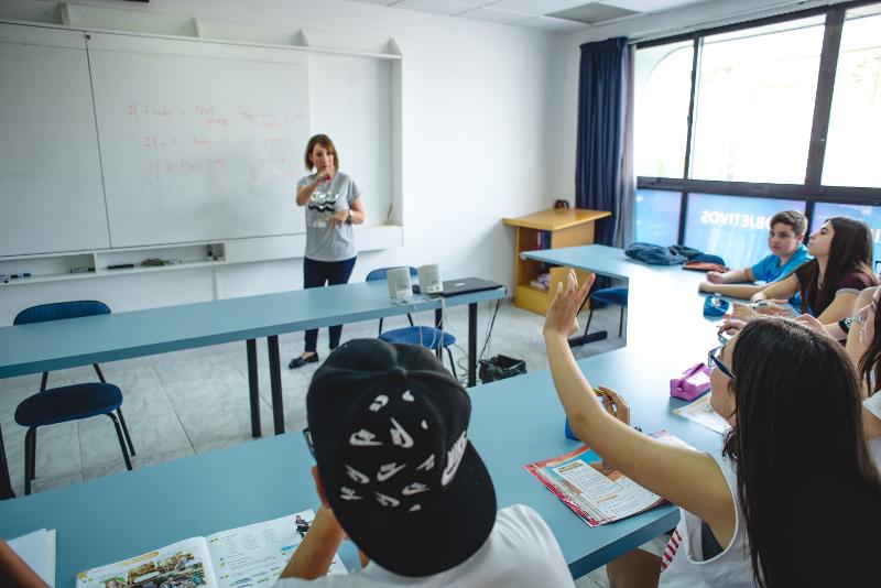 élèves et professeurs dans une classe