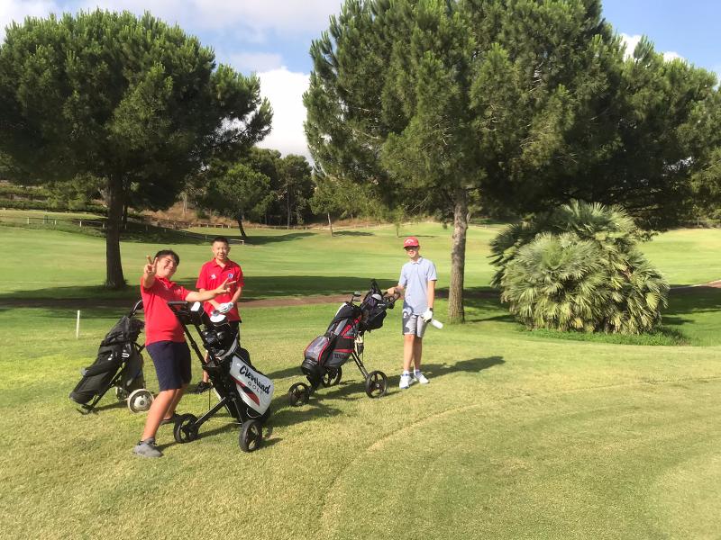 3 jeunes en séjour linguistique font du golf