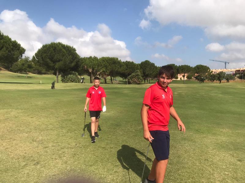 Deux garçons avec des clubs de golf sur un parcours de séjour linguistique golf