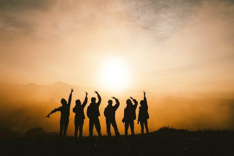 photo avec le soleil et les ombres des enfants sur une colline