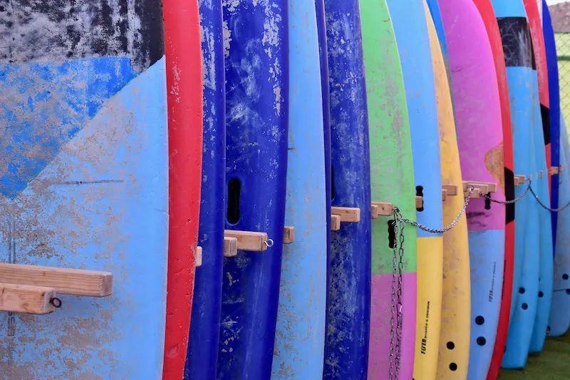 Tavole da surf di diverso colore ai surf camps Francia