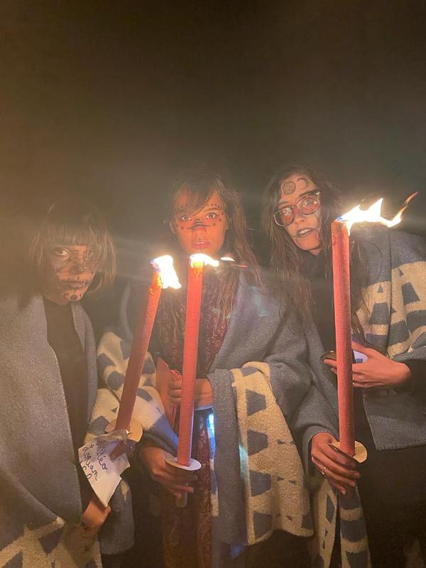 jeunes maquillées avec des bougies en colo road trip