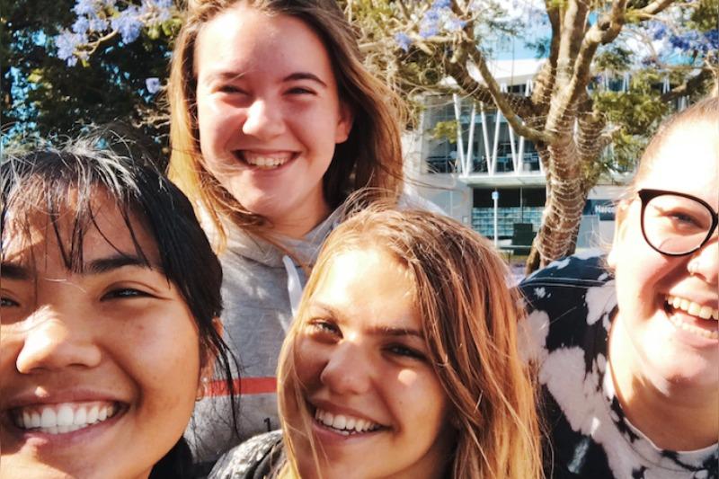 filles qui sourient pour la photo en colonie en suisse
