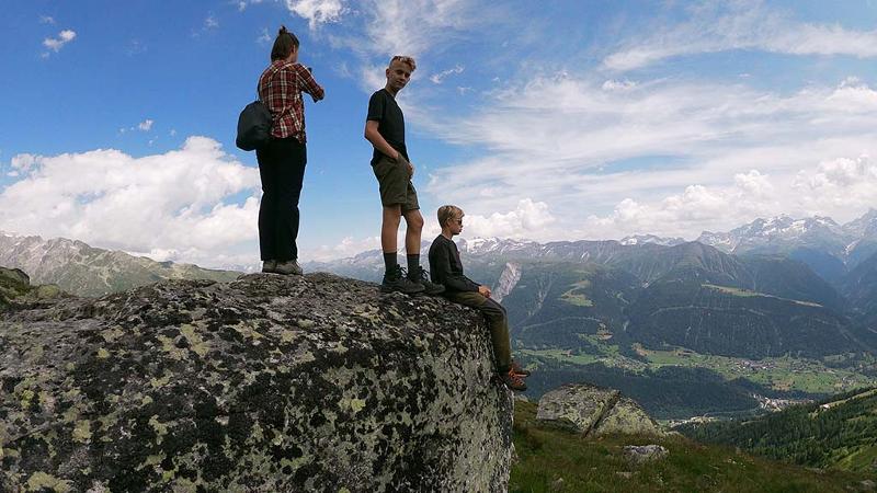 jeunes sur le haut d'une montagne en séjour linguistique Suisse