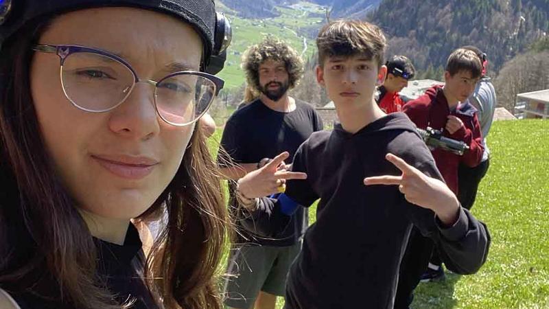 jeunes qui font un selfie en séjour linguistique Suisse
