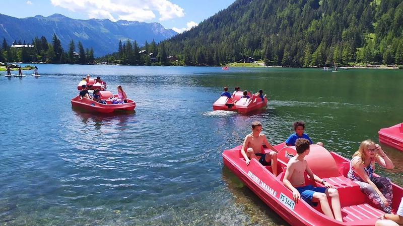 des ados en séjour linguistique Fribourg font du canoë 