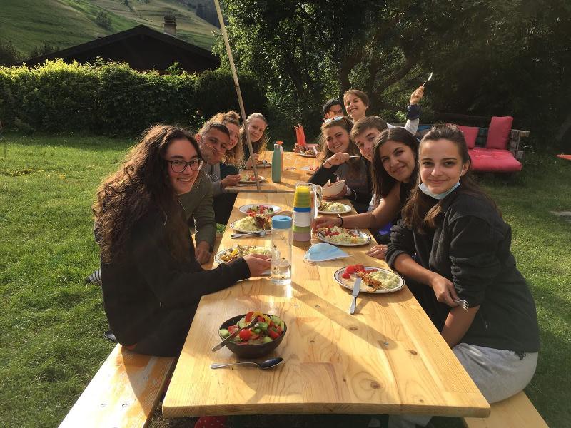 lors d’un séjour linguistique Fribourg des jeunes prennent un repas en extérieur 