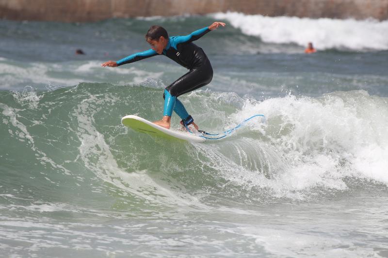 un enfant qui fait du surf 
