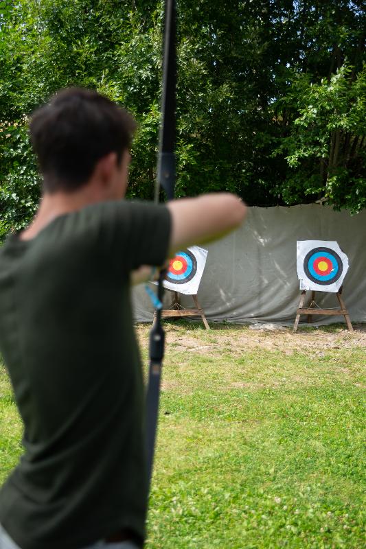 Garçon faisant du tir-à-l'arc, une des activités de la colo aventure en Suède