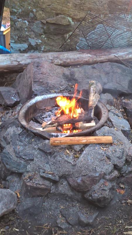 Feu de camp sur tas de pierre lors de la colonie de vacances itinérante en Suède