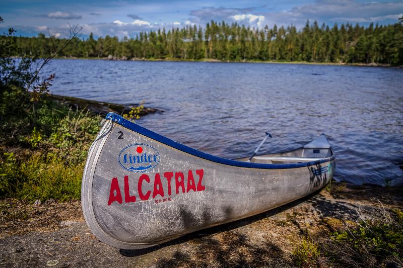 Gros plan sur un canoë Alcatraz au bord de l'eau lors du camp itinérant en Suède