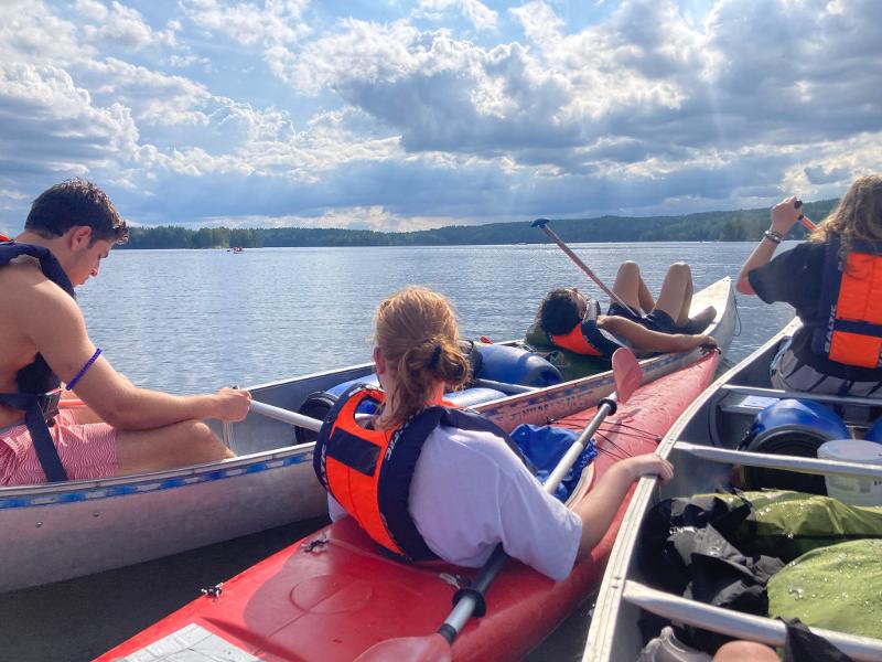 Pause en canoë sur l'eau et bronzette au soleil pendant la colonie de vacances itinérante en Suède