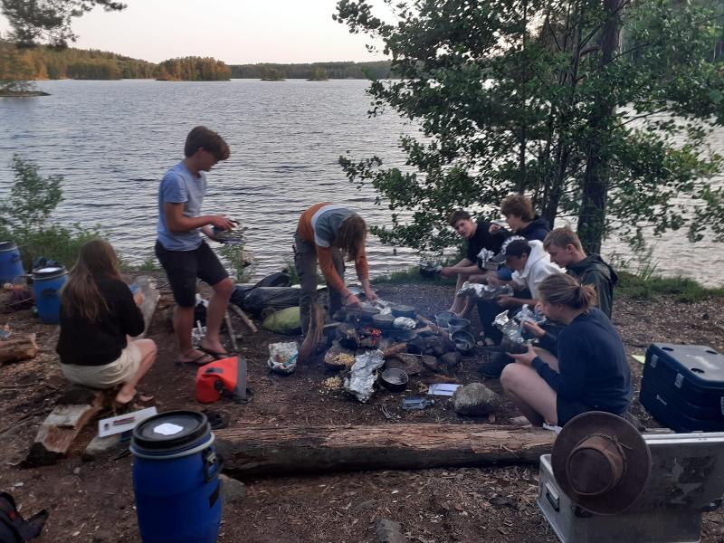 Repas au bord du lac lors de la colonie de vacances itinérante en Suède