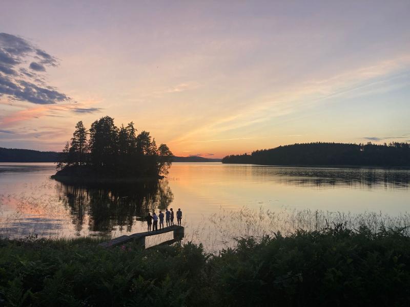 Coucher de soleil rose-violet sur l'eau, pendant le camp itinérant en Suède