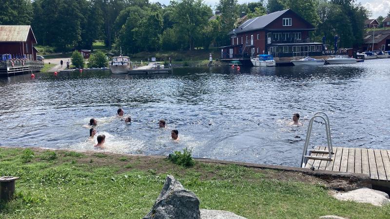 Plusieurs jeunes se baignant dans une rivière lors de leur colonie de vacances itinérante en Suède