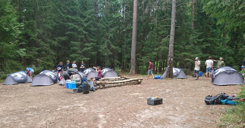 Camping dans une forêt en colonie de vacances itinérante en Suède
