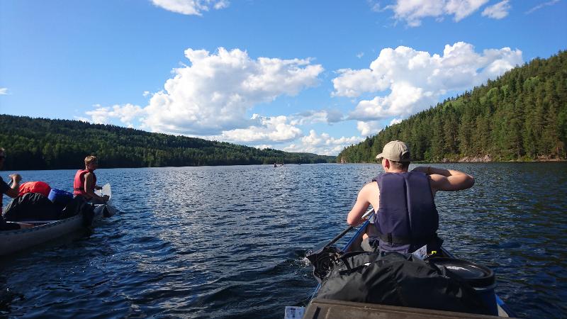 Photo prise depuis un canoë lors d'une balade sur un lac avec des arbres en colonie de vacances itinérante en Suède