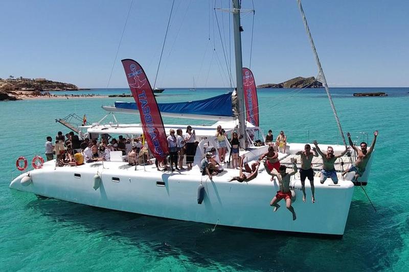 Des jeunes sautent d’un catamaran en séjour linguistique