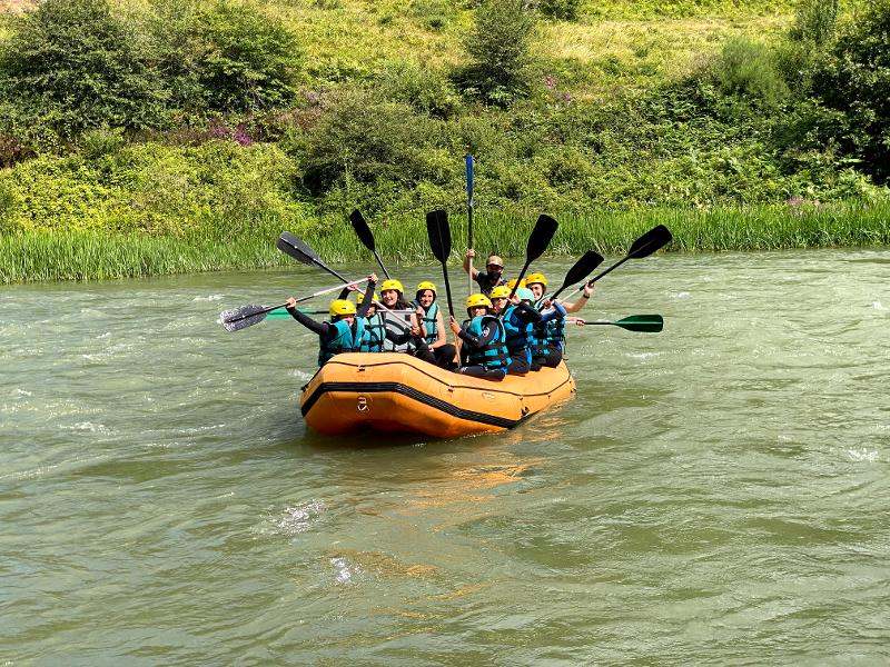 Des jeunes font du rafting à l'étranger 