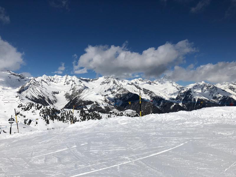 vue en hauteur sur les montagnes sur une piste en colo de ski