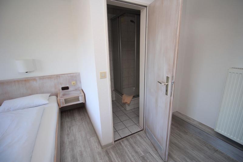 chambre d'hôtel avec salle de bain lors d'un séjour linguistique allemand