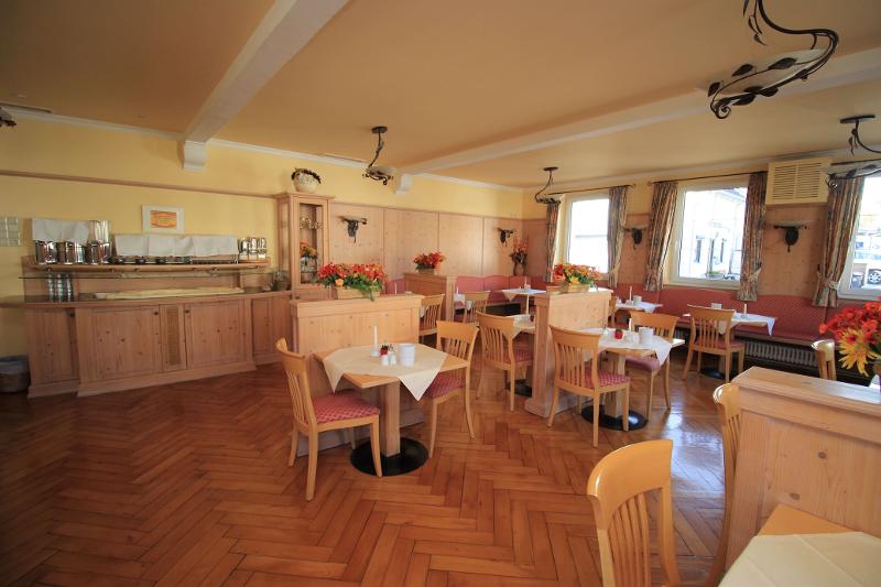 restaurant de l'hôtel avec un buffet et des tables lors d'un séjour linguistique