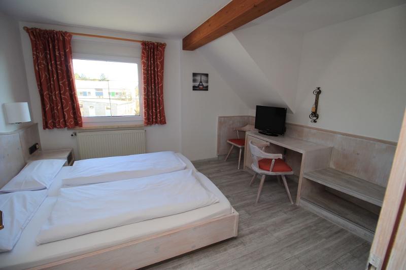 chambre avec lit et bureau lors d'un séjour linguistique allemand