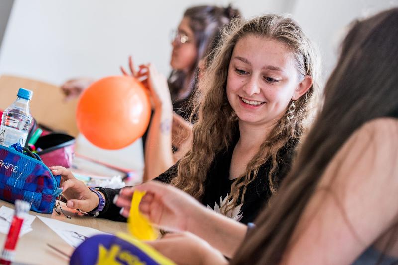 jeunes filles qui s'amusent lors des cours d'un séjour linguistique allemand