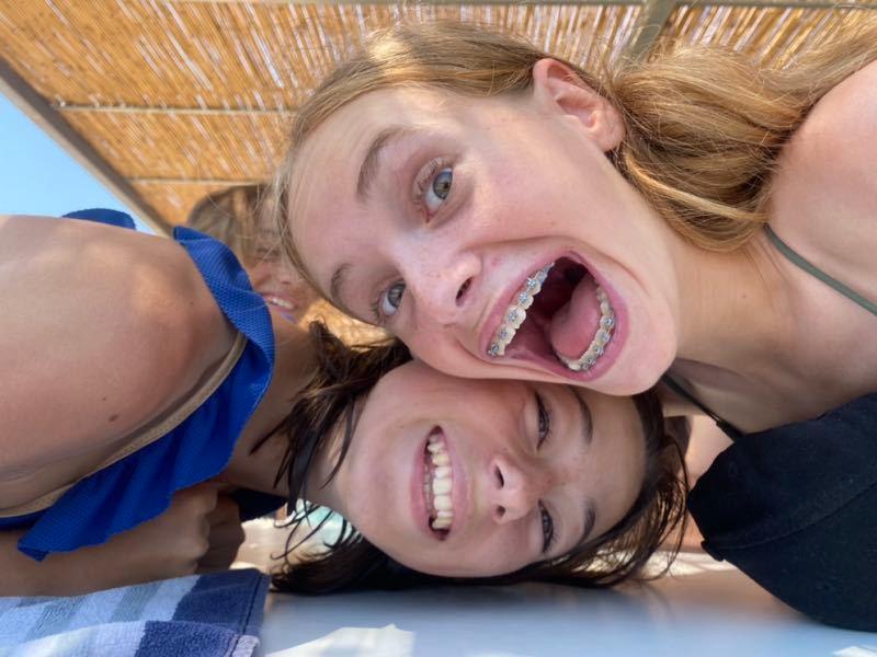 deux amis très heureuses d'être en colo avec de grands sourires à la plage
