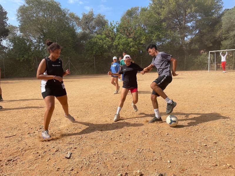 jeunes en colo à Barcelone qui jouent au foot