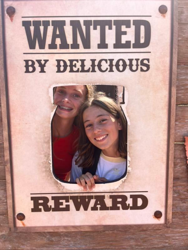jeunes filles qui s'amusent dans un parc d'attraction lors de leur colo
