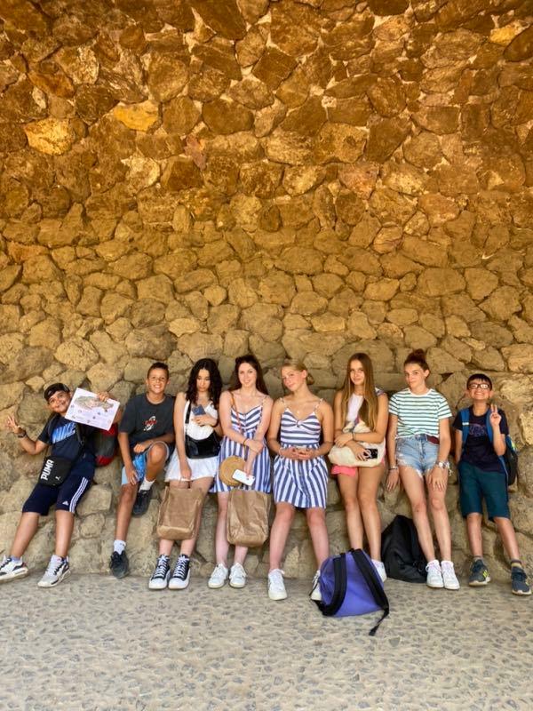 groupe de jeunes dans un parc d'attraction visité en colo