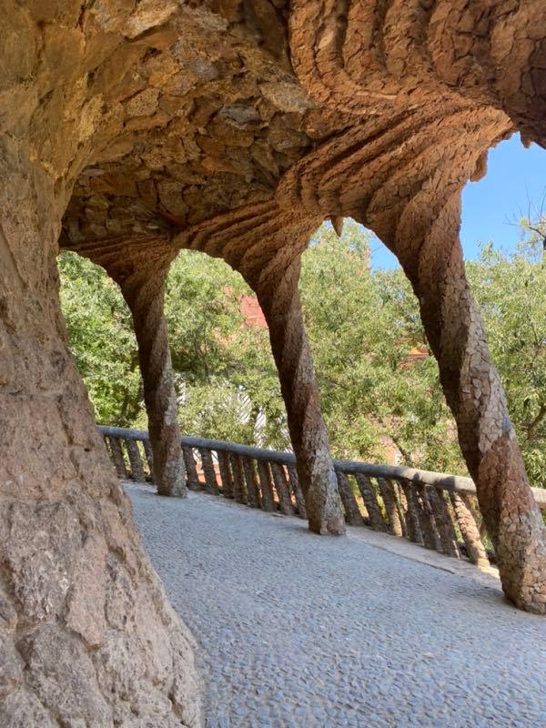 photo d'un très jolie terrasse dans un parc visité en colonie à Barcelone