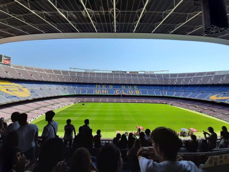 jeunes qui visitent un énorme stade de foot lors de leur colo