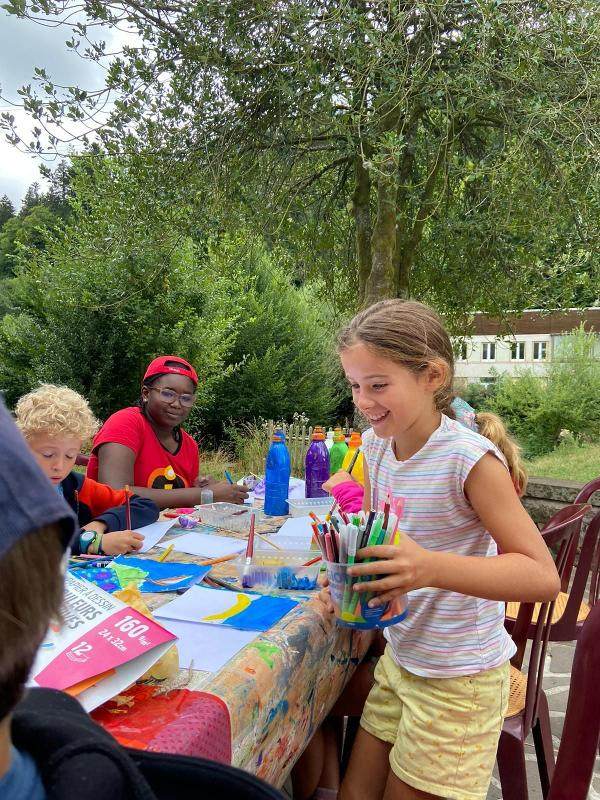 enfants en colo à la Bourboule qui vont faire du dessin