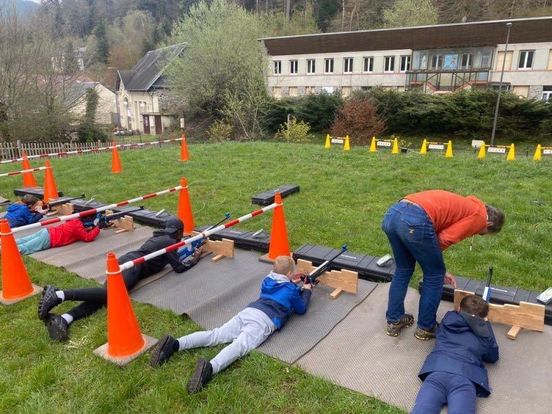 jeunes couchés au sol pour l'entrainement de tir à la carabine pour le biathlon lors d'une colo