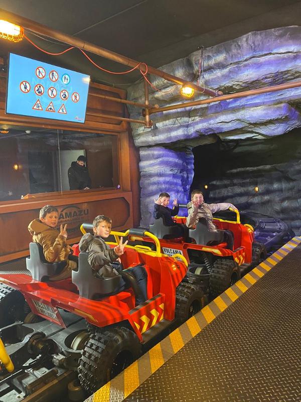 jeunes en colo agent secret qui sont dans un manège en wagon au parc vulcania visité lors des colos
