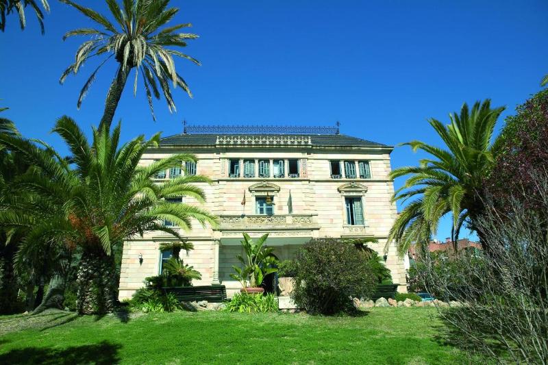 photo d'un très joli batiment au milieu d'un grand jardin où les enfants sont logés en colo à Barcelone