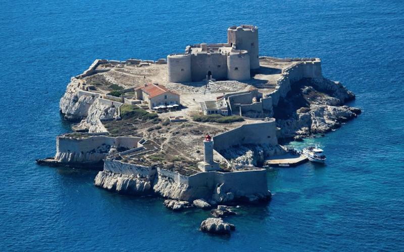 vue du ciel sur le chateau d'if au milieu de la mer bleue turquoise en colo à Marseille