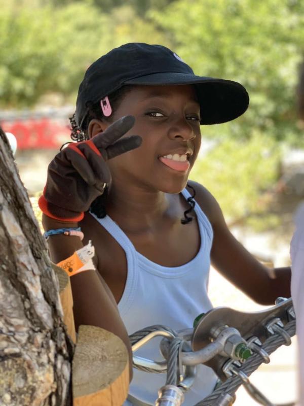 jeune fille avec une casquette qui pose pour la photo en colo