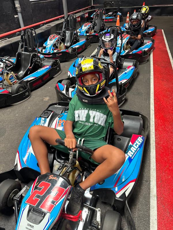 garçon dans une voiture de karting sur le terrain en colo